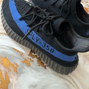 2022
Yeezy Boost 350 V2 'Dazzling Blue' men's size 7 1/2